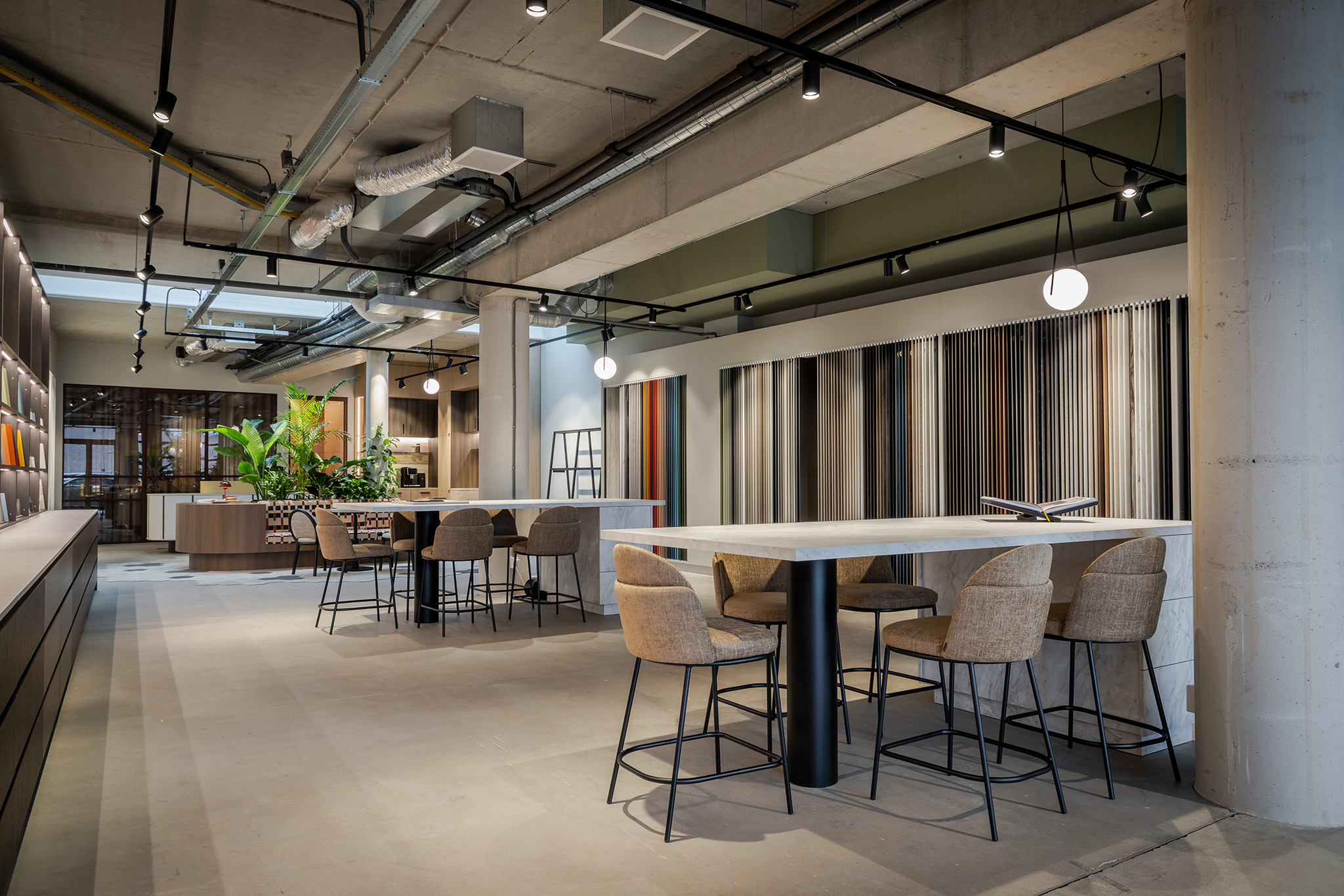 Grote panelenkasten in DecoLegno showroom in Colmschate - Deventer