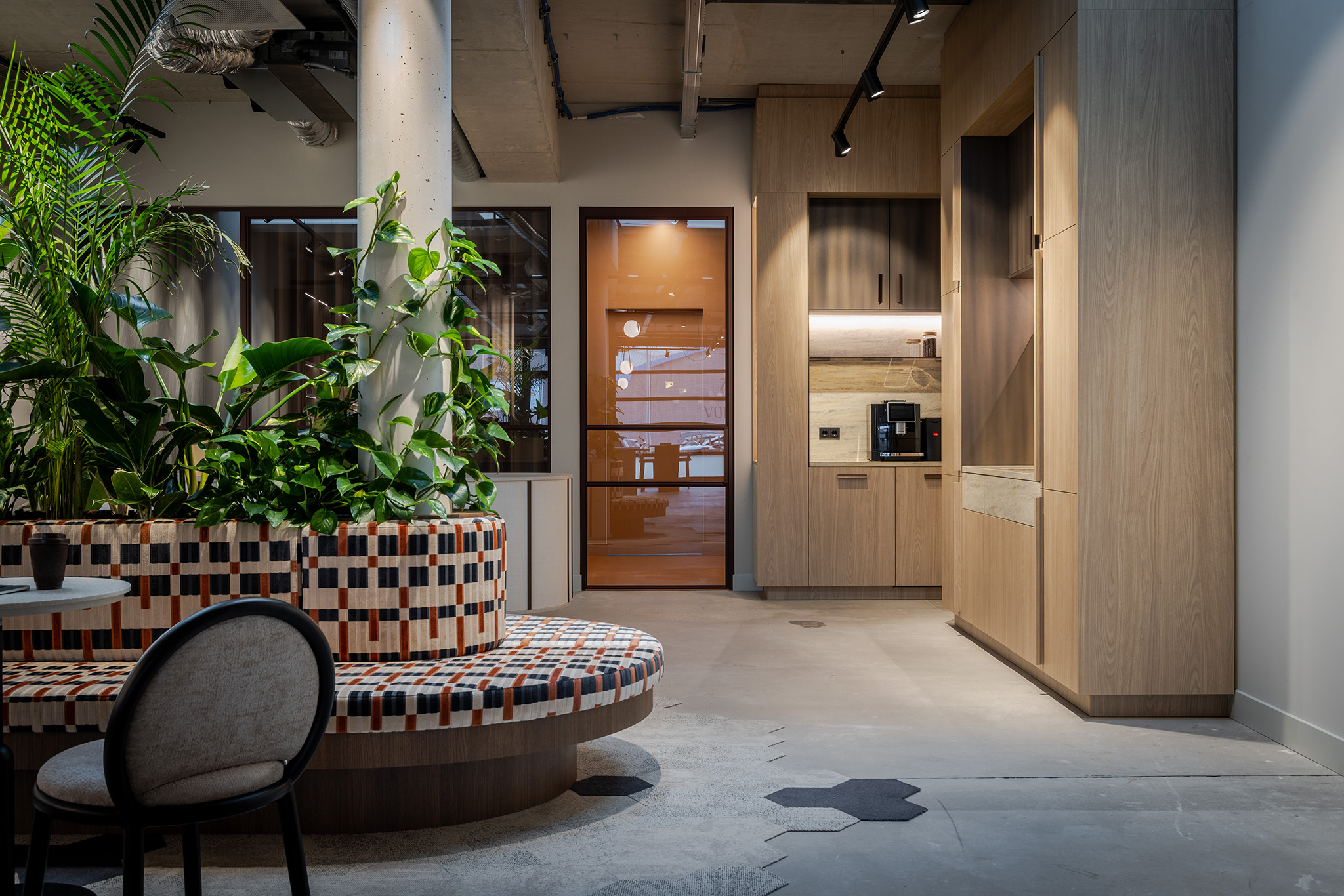 Bank, pantry en keuken in DecoLegno Showroom Colmschate - Deventer