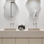 Render van een badkamer, ontworpen in het solid surface decor DM5016 Travertine, welke warme kleurnuances in beige en bruin samenbrengt in een levendig patroon.