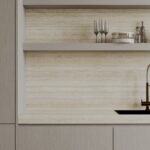 Renderbeeld van een keuken in decoratief plaatmateriaal FC84 Reflex met achterwand in natuursteen FD01 Concreta Taranta