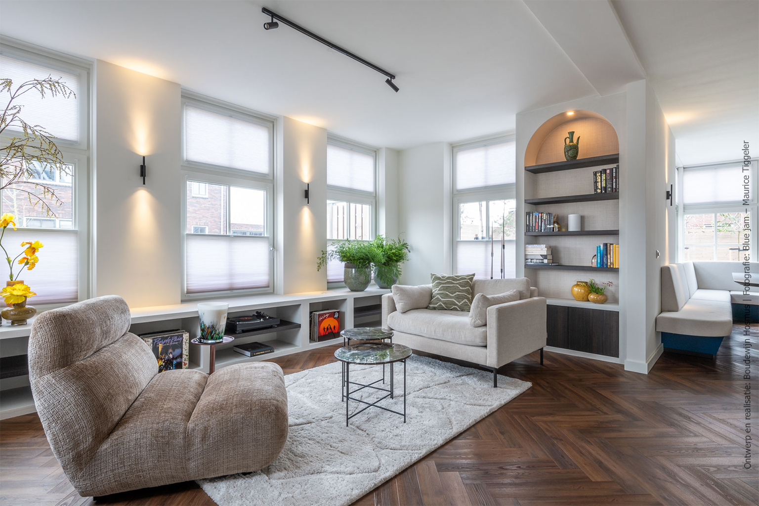 Maatwerk kast met 3D-structuur LR29 Riga in donker houtdecor, legplanken in LR29 Sablé en de stoflook FC31 Alpaca voor de achterwand