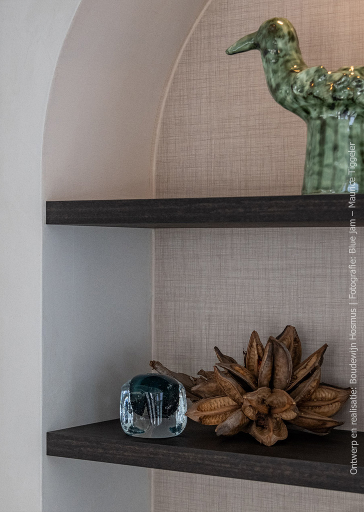 Detailfoto van maatwerk kast met FC31 Alpaca, een decor met de uitstraling van stof en legplank in LR29 Sablé