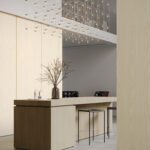 Keuken en wand in UB20 Millenium met de uitstraling van licht geschuurd dennenhout in vanillekleur.