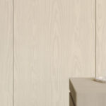 Detail van wand in UB20 Millenium met uitstraling van licht geschuurd dennenhout in vanillekleur.