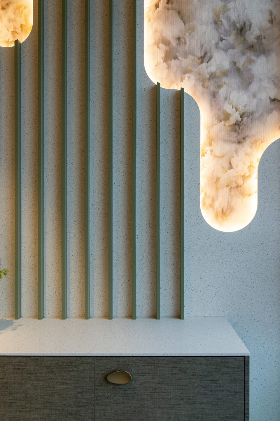 Dressoirkast met sprekende achterwand met groene latjes, ledverlichting en bloemenbehang