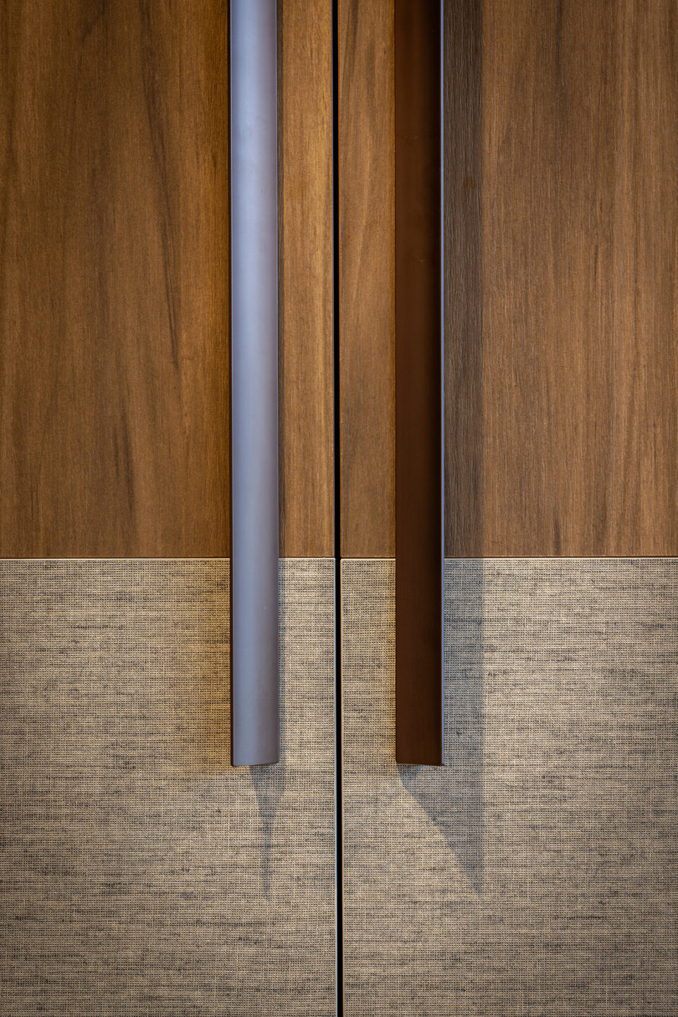 Kastdeuren in twee materialen, boven hout LS65 Ceppo en onder textiel FD33 Alpaca