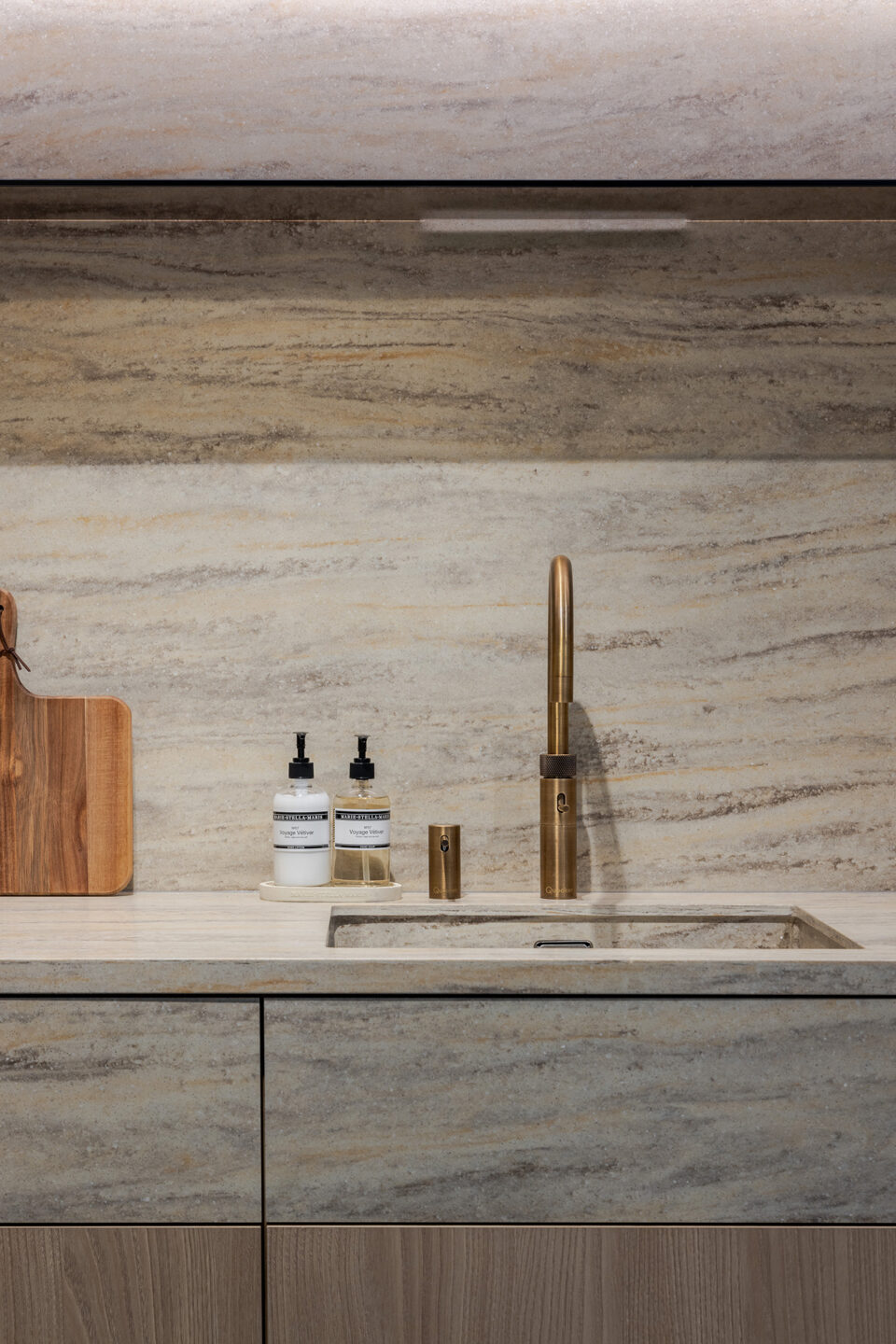 Achterwand in keuken in solid surface Sahara Dune met uitstraling van woestijnlandschap met gouden kraan en wasbak