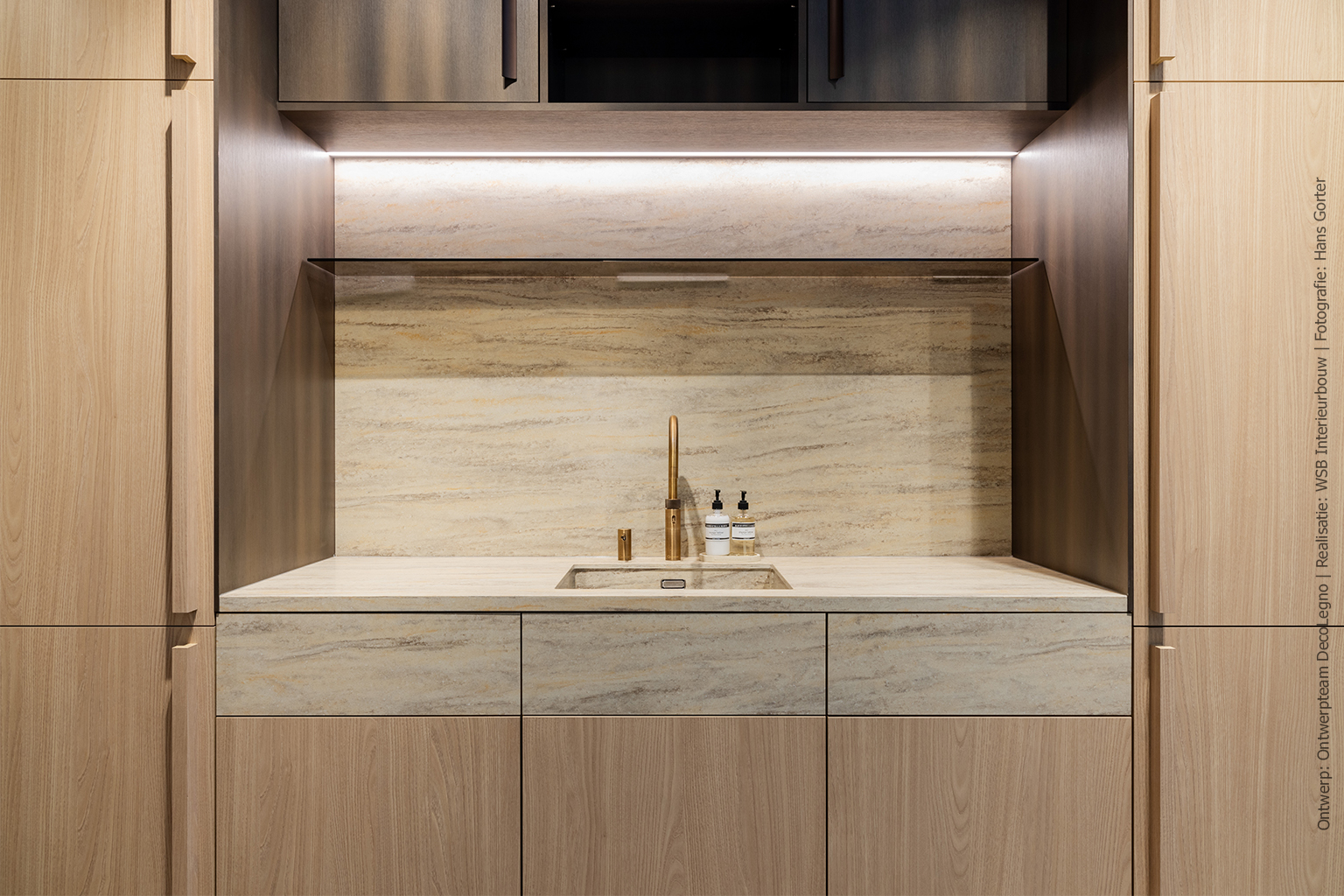 Keuken met blad en wasbak in Sahara Dune, fronten in lichte houtstructuur S173 Corteccia en bovenkasten in donkerbruin metallic decor FC98 Reflex.