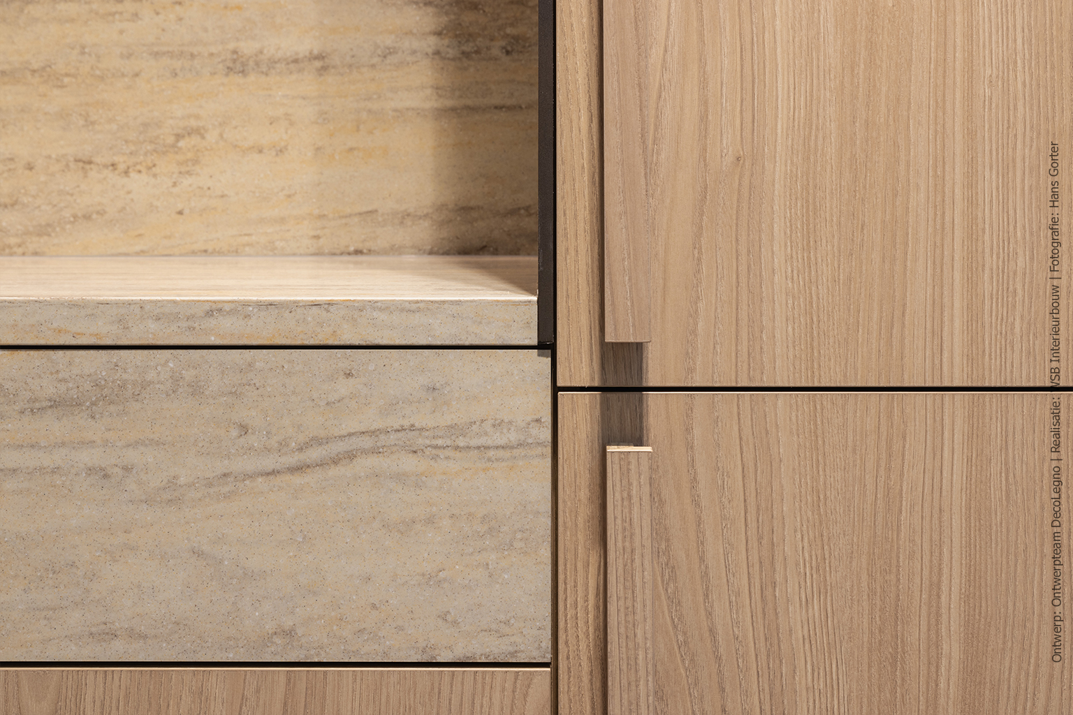 Keuken met blad en wasbak in Sahara Dune, fronten in lichte houtstructuur S173 Corteccia