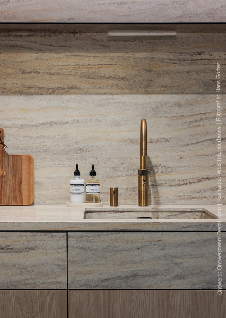 Keuken met blad en wasbak in Sahara Dune, fronten in lichte houtstructuur S173 Corteccia en bovenkasten in donkerbruin metallic decor FC98 Reflex.