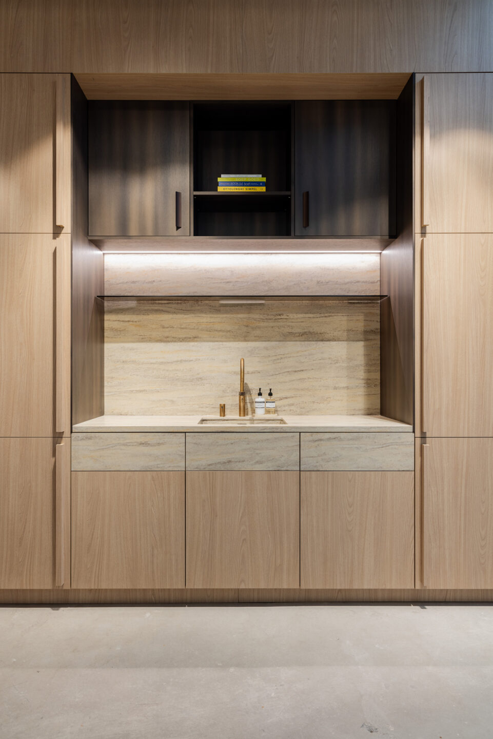 Keuken en grote nis in blond hout S173 Corteccia, FC98 Reflex en solid surface Sahara Dune