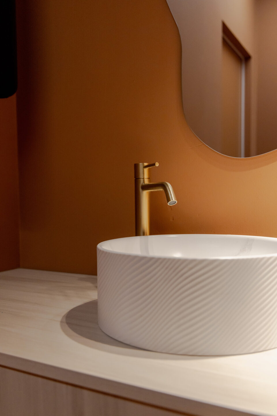 Waskom in Patternine van Durasein met golvend patroon en gouden kraan