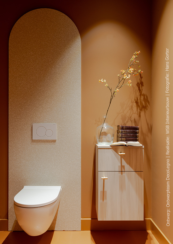 Achterwand toiletruimte in zandkleurig DM3042 Seeded met spikkels, meubel in kalkwitte LS63 Ceppo met houtachtige uitstraling