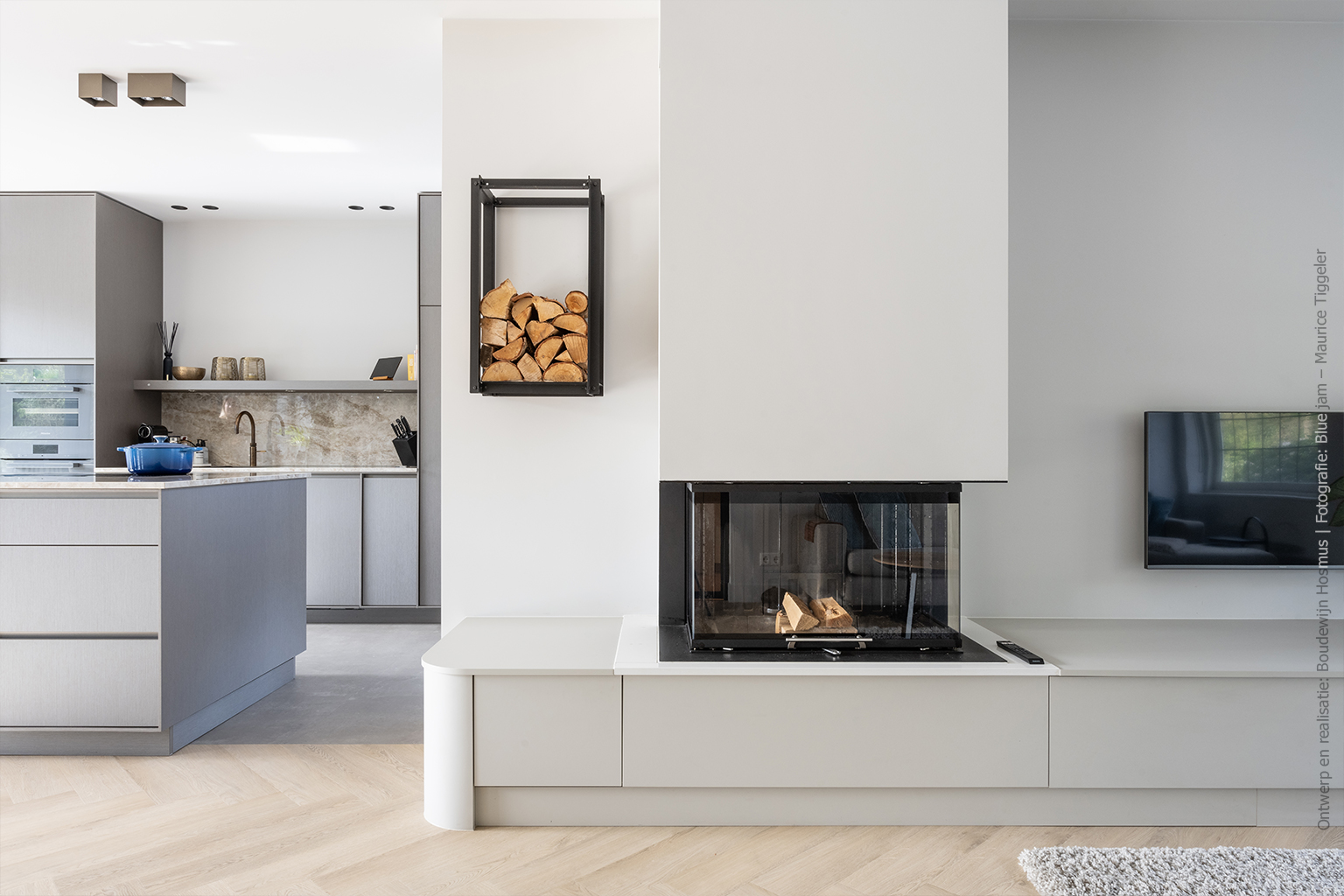 Stijlvol haardmeubel met ronde vormen in ultramatte natureltint