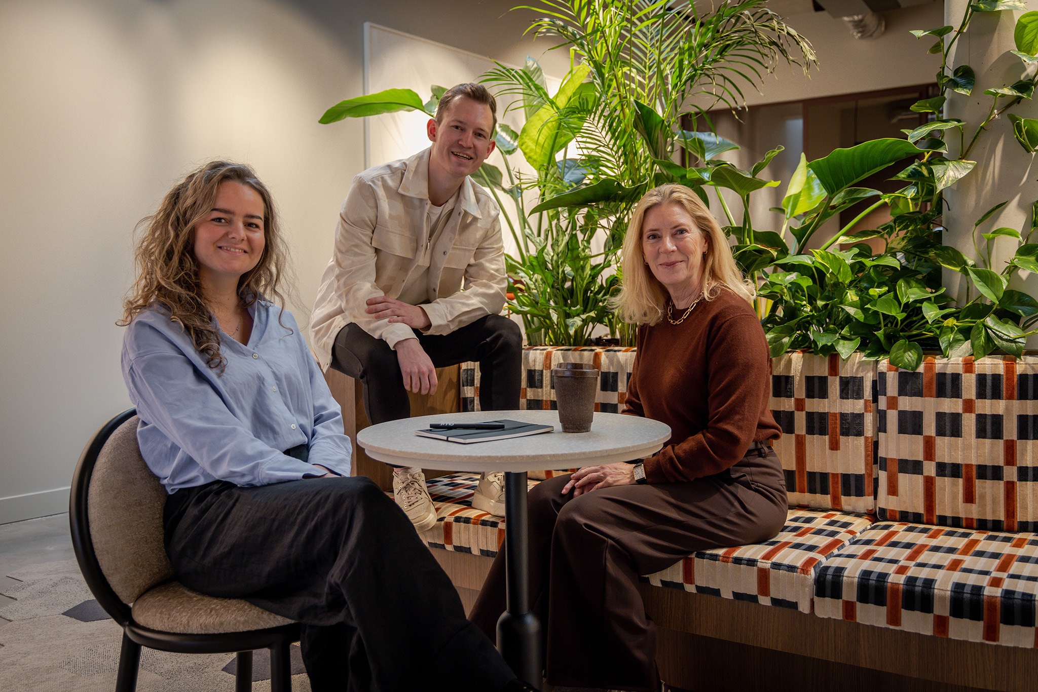 Portretfoto van Julia, Saskia en Tim, het ontwerpteam van DecoLegno