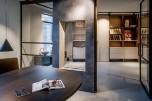 Tafel, haard en stalenkast in showroom Echt