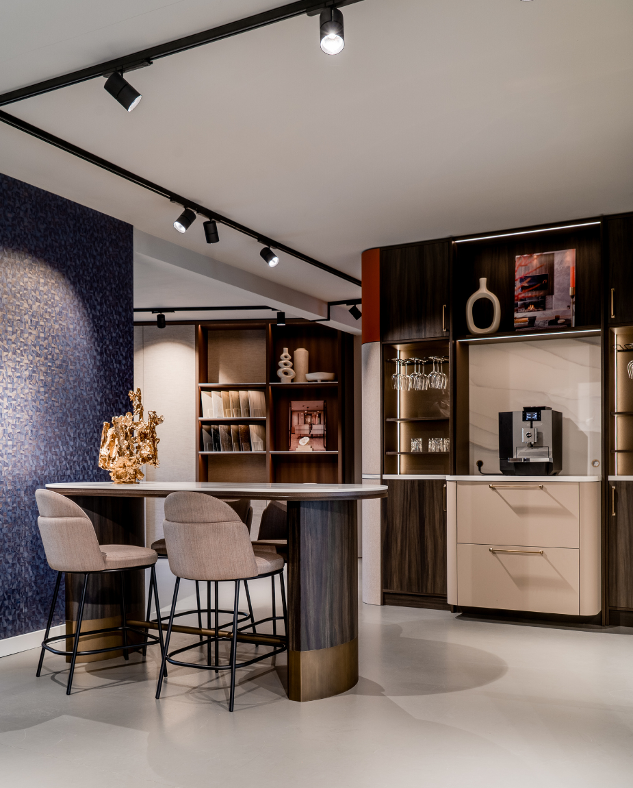 Afsprakentafel en pantry in showroom Echt