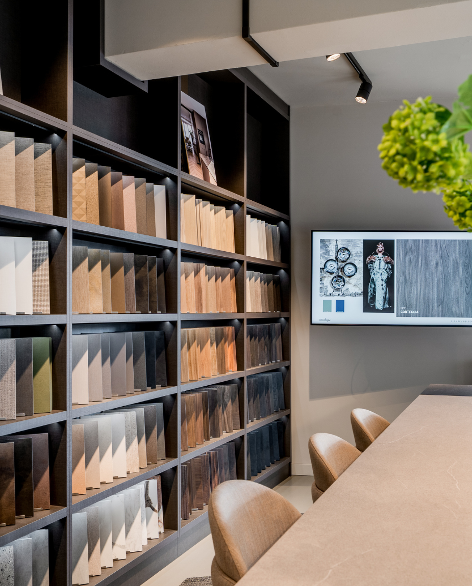 Stalenkast en afsprakentafel in showroom Echt