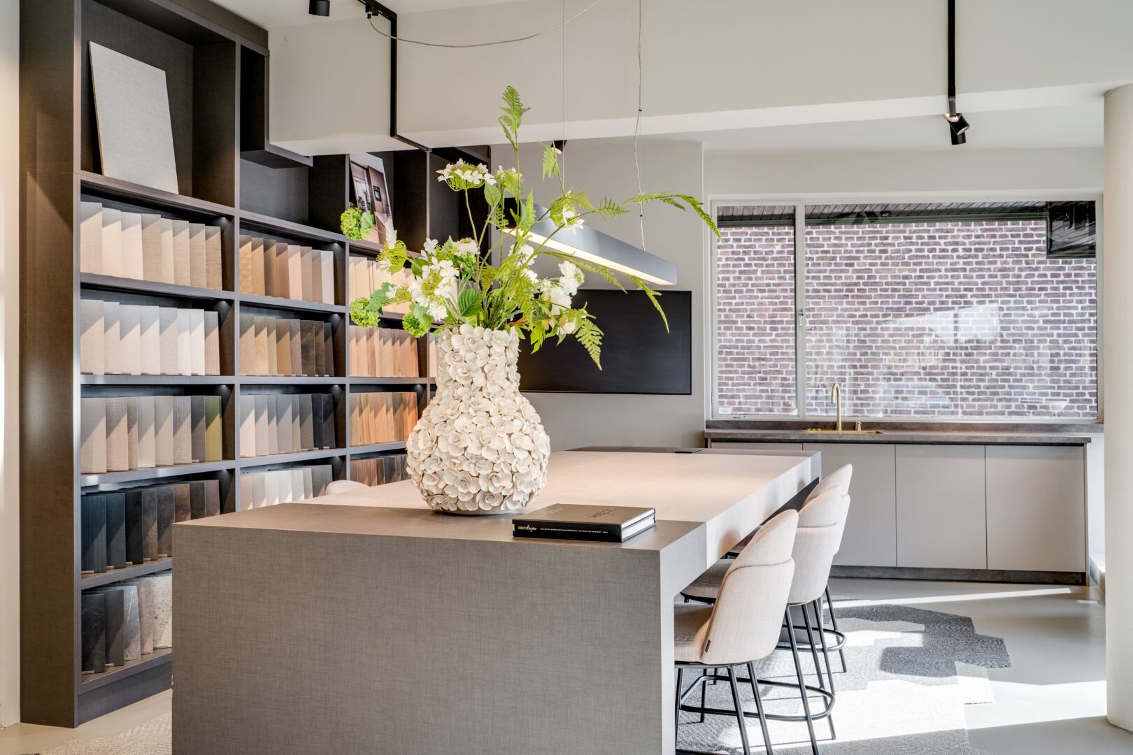 Showroom echt met stalenkast en afspraaktafel