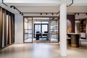 Afsprakentafel en stalenkast in DecoLegno showroom in Echt