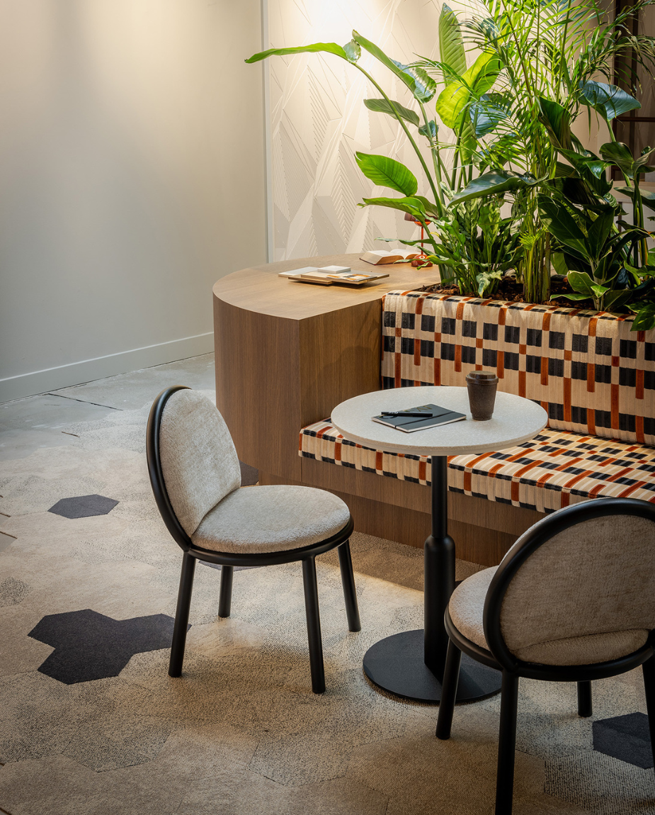 Bank met tafel en stoelen in showroom Deventer