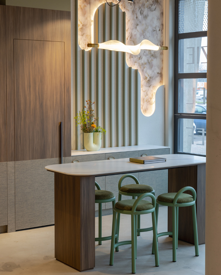 DecoLegno Showroom Colmschate - Deventer entree gemaakt van LS65 Ceppo, FD33 Alpaca en Durasein Gadthena