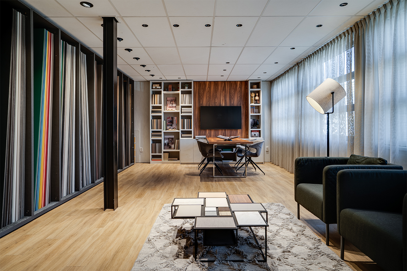 DecoLegno showroom Veldhoven met stalenkasten