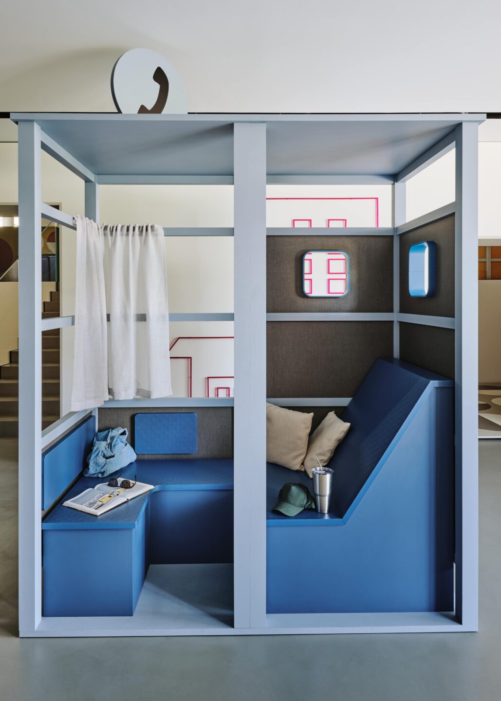 Een blauwe installatie , passend in het thema Calling the Future, in de Ccube van Cleaf, welke vanwege het vijftigjarige bestaan van Cleaf is getransformeerd