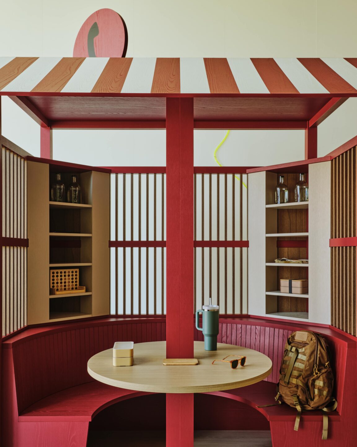 Een rode installatie , passend in het thema Calling the Future, in de Ccube van Cleaf, welke vanwege het vijftigjarige bestaan van Cleaf is getransformeerd