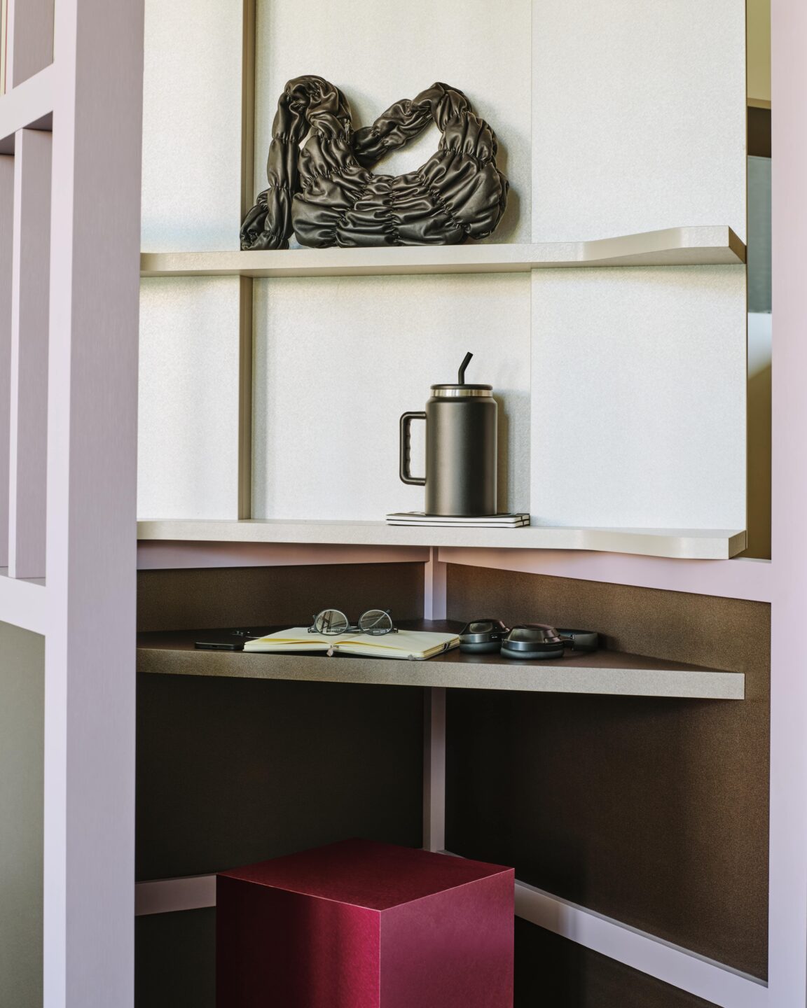 Een roze installatie , passend in het thema Calling the Future, in de Ccube van Cleaf, welke vanwege het vijftigjarige bestaan van Cleaf is getransformeerd