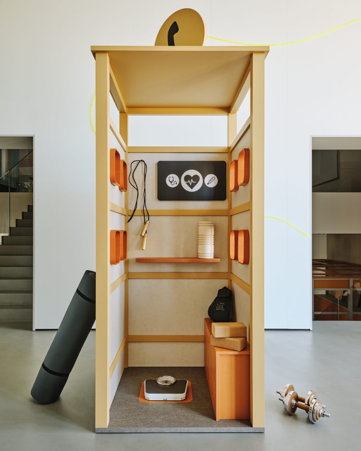 Een oranje installatie , passend in het thema Calling the Future, in de Ccube van Cleaf, welke vanwege het vijftigjarige bestaan van Cleaf is getransformeerd