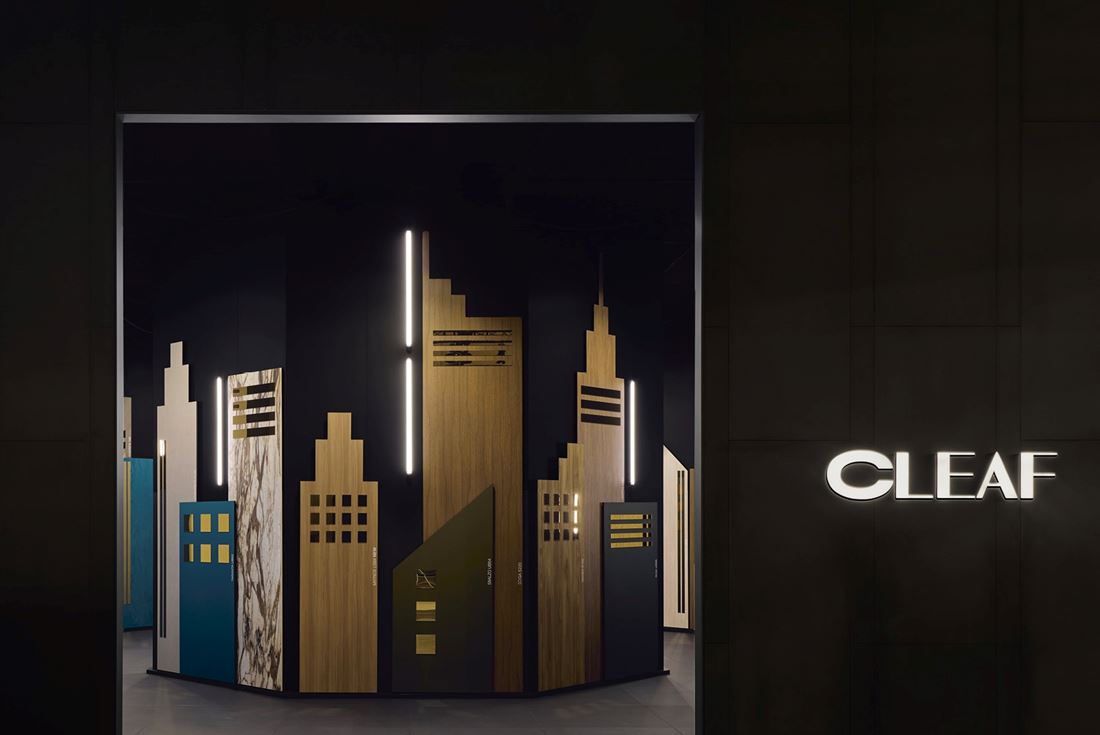 De buitenkant van Cleaf's installatie op Salone del Mobile.Milano welke een skyline in decoratief plaatmateriaal toont