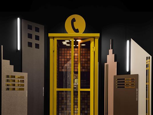 Cleaf's installatie op Salone del Mobile.Milano met een vintage telefooncel, waar bezoekers een boodschap voor de toekomst kunnen achterlaten.