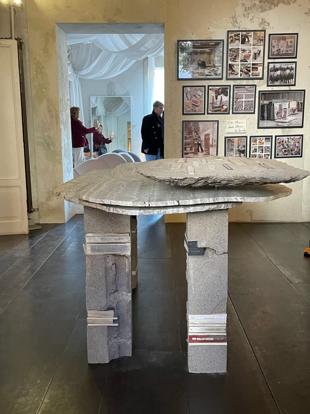 Béton Littéraire van Aline Asmar d’Amman, ruige tafel met allemaal steenbrokstukken 