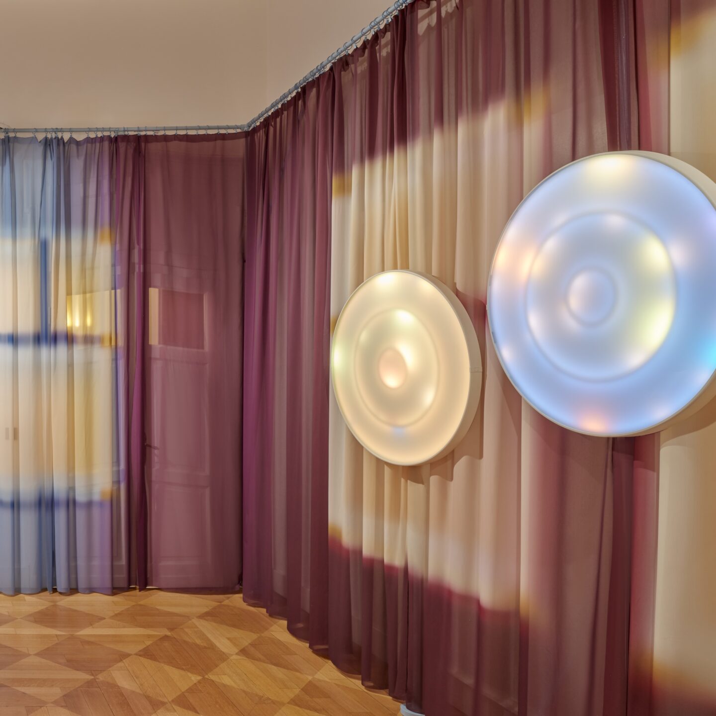 Breathing Light van A+N Studio in beursstand. Grote ronde witte en blauwe lamp