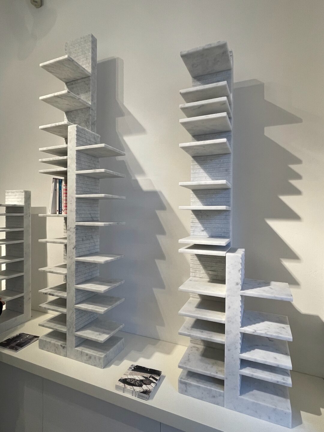 Boekenkast Spacco van Bufalini Marmi gemaakt van steen met allemaal kleine stenen plankjes