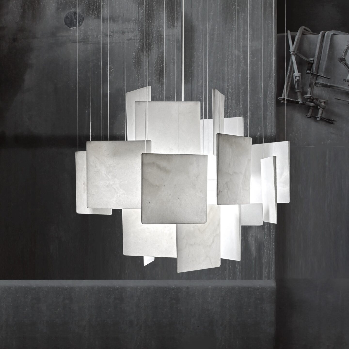 Lamp Ingo van Bufalini Marmi met allemaal vierkante elementen die lijken te zweven