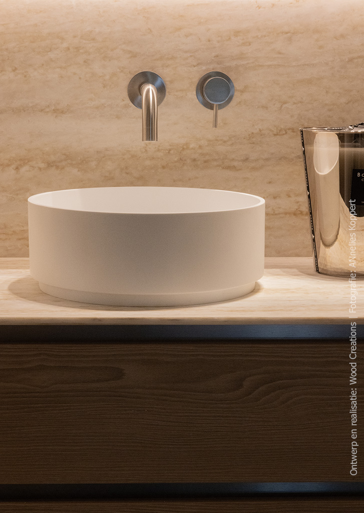 DM5002 Weathered Wood met onyx-tekening als achterwand achter de wasbak