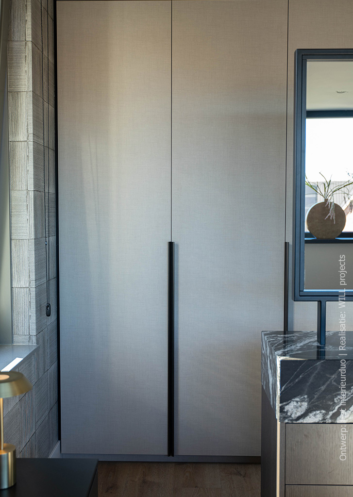 Kledingkast uitgevoerd in FA44 Penelope, met een subtiele linnenstructuur in lichtbeige.