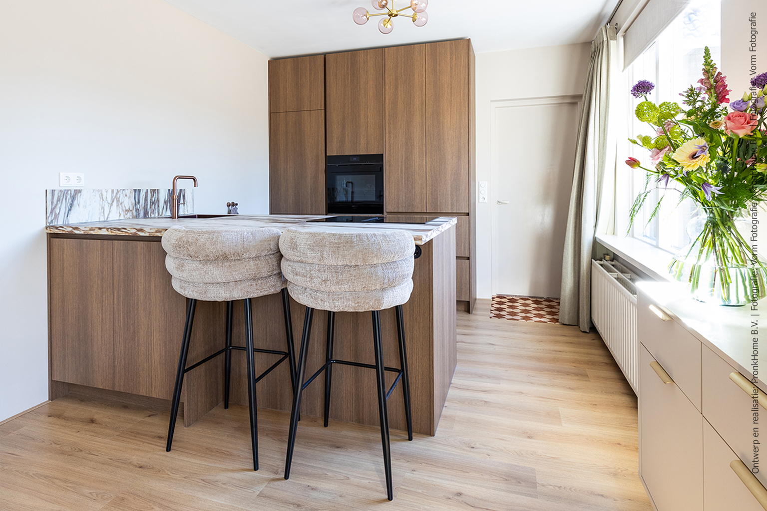 Modern marmer & bruin eiken in een tijdloos keukendesign