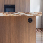 Stijlvolle keuken met S185 Quercia in bruin eiken en D045 Fiocco marmerlook blad.