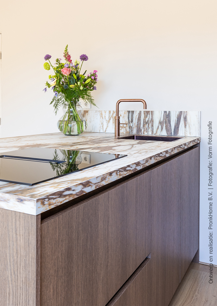 Stijlvolle keuken met S185 Quercia in bruin eiken en D045 Fiocco marmerlook blad