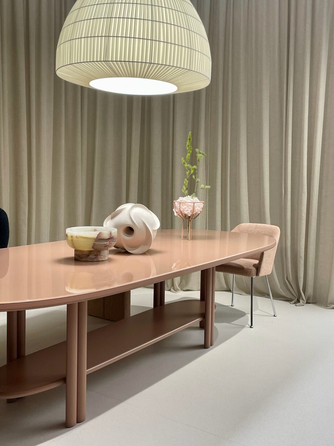 Hoogglans tafel in beursstand met grote lamp