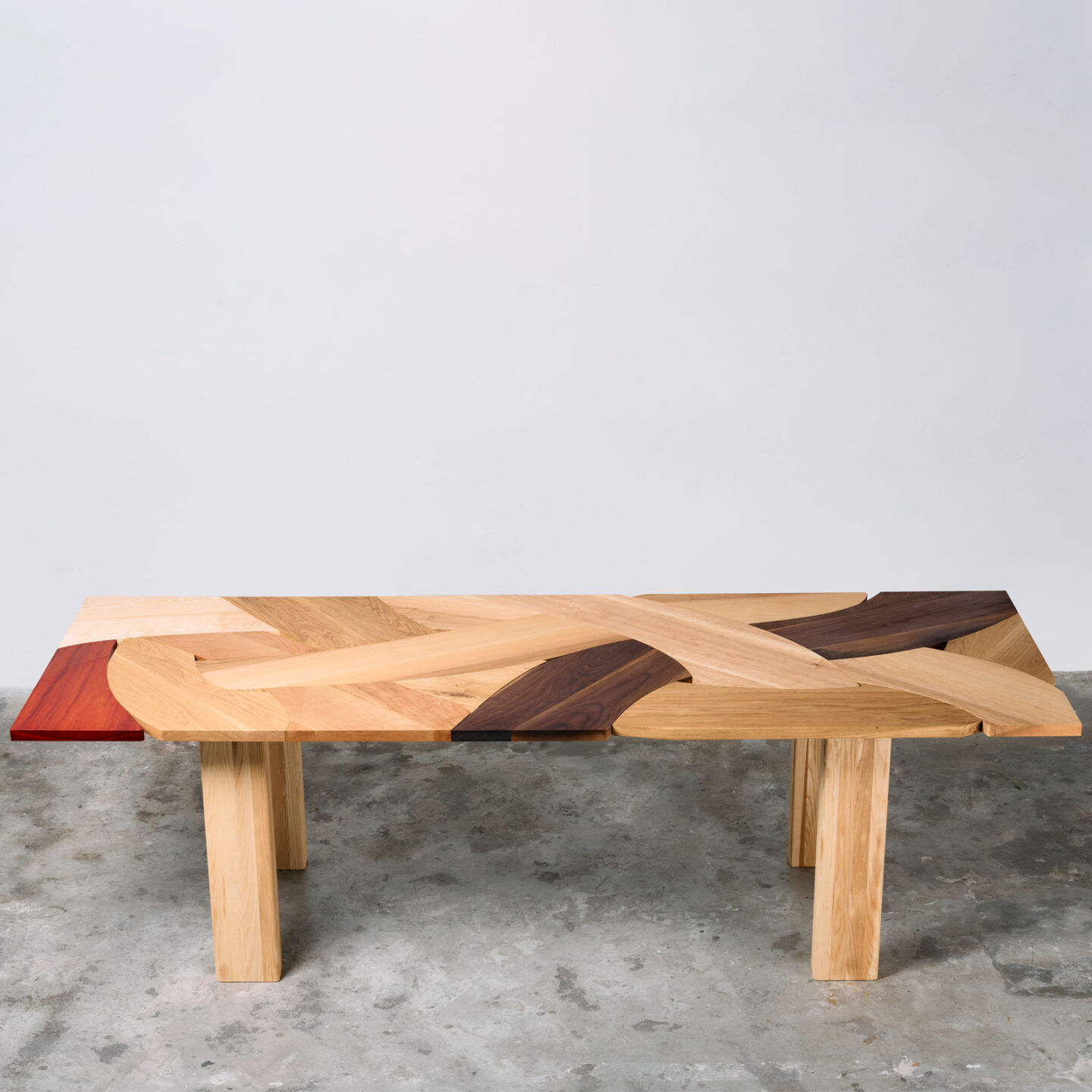 The Patchwork Table by zeitgeist.limited - Rossana Orlandi - een tafel met allemaal verschillende soorten massief hout 