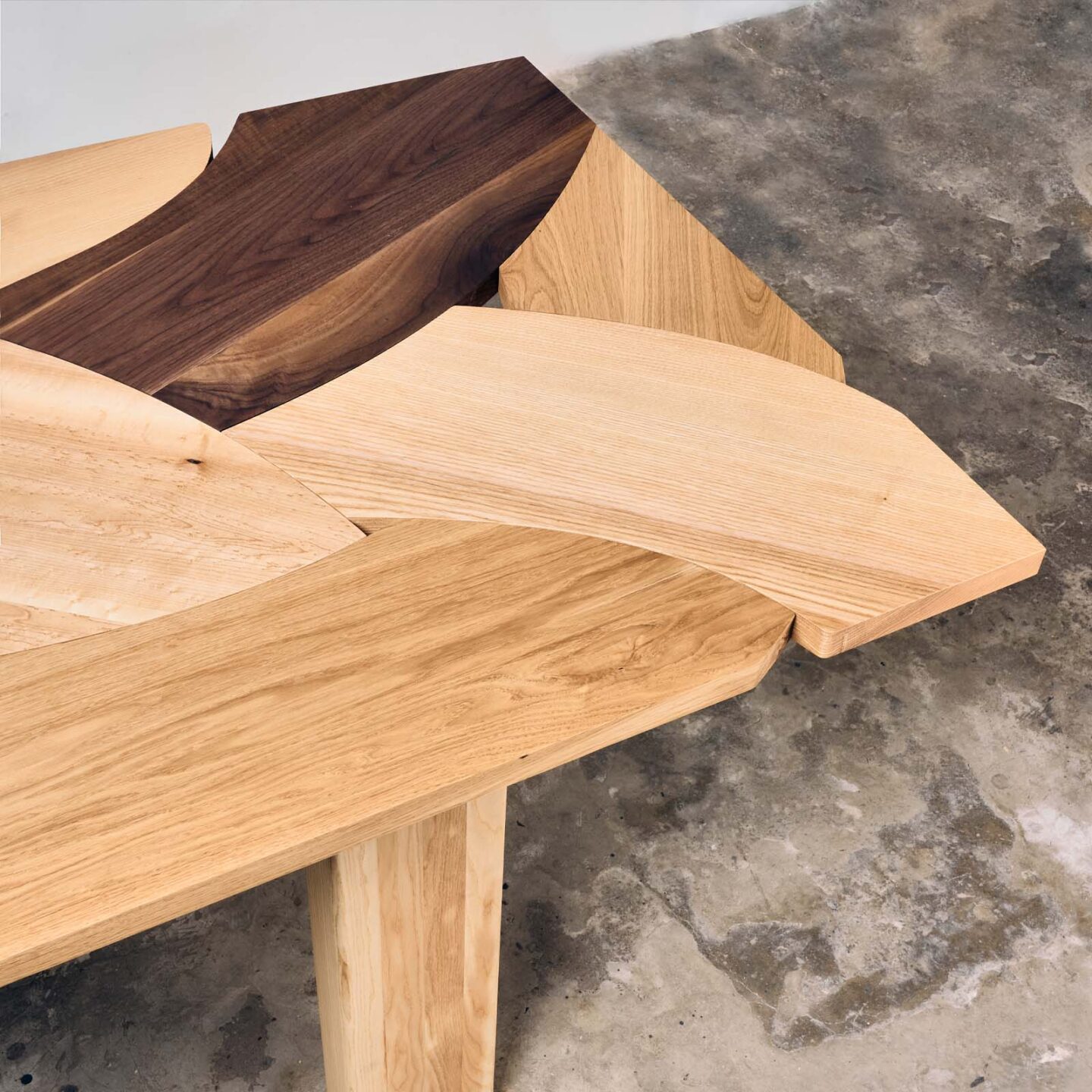 The Patchwork Table by zeitgeist.limited - Rossana Orlandi - een tafel met allemaal verschillende soorten massief hout 