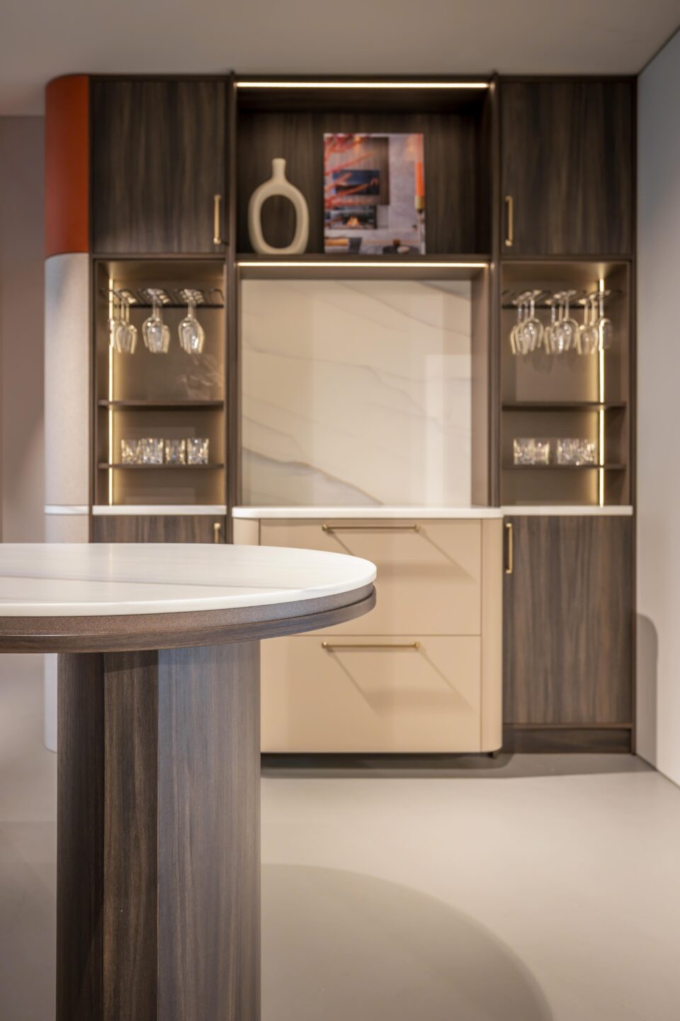 Mooie details in de bartafel en op de achtergrond een pantrykeuken