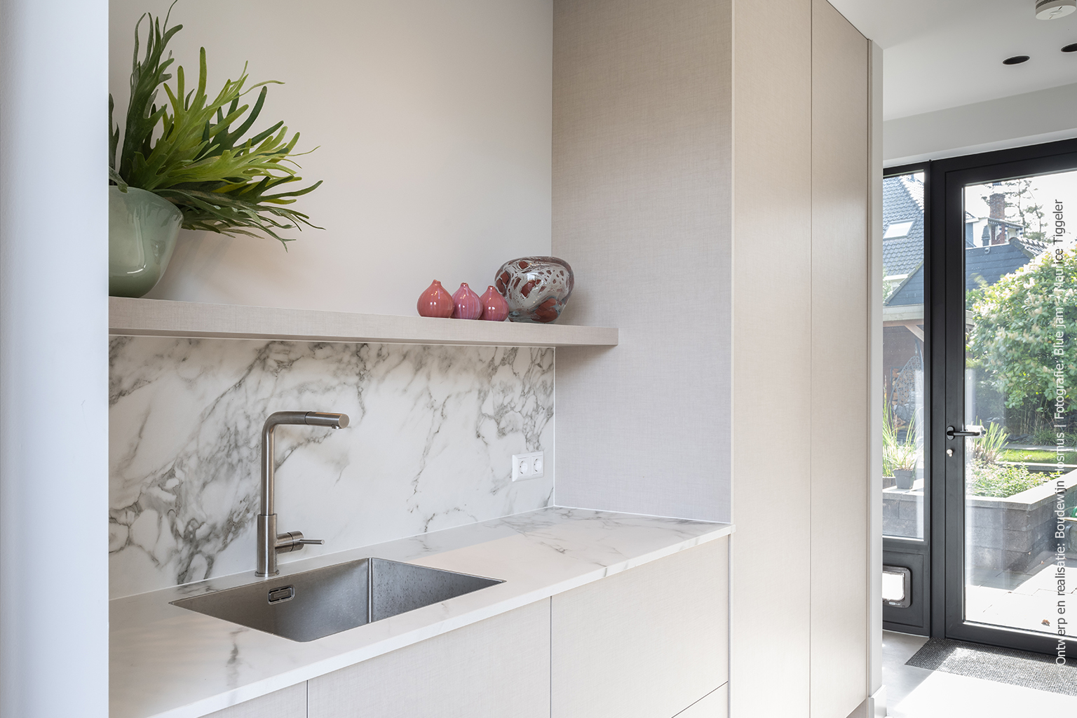 Maatwerk in de bijkeuken met natuurlijke linnenlook