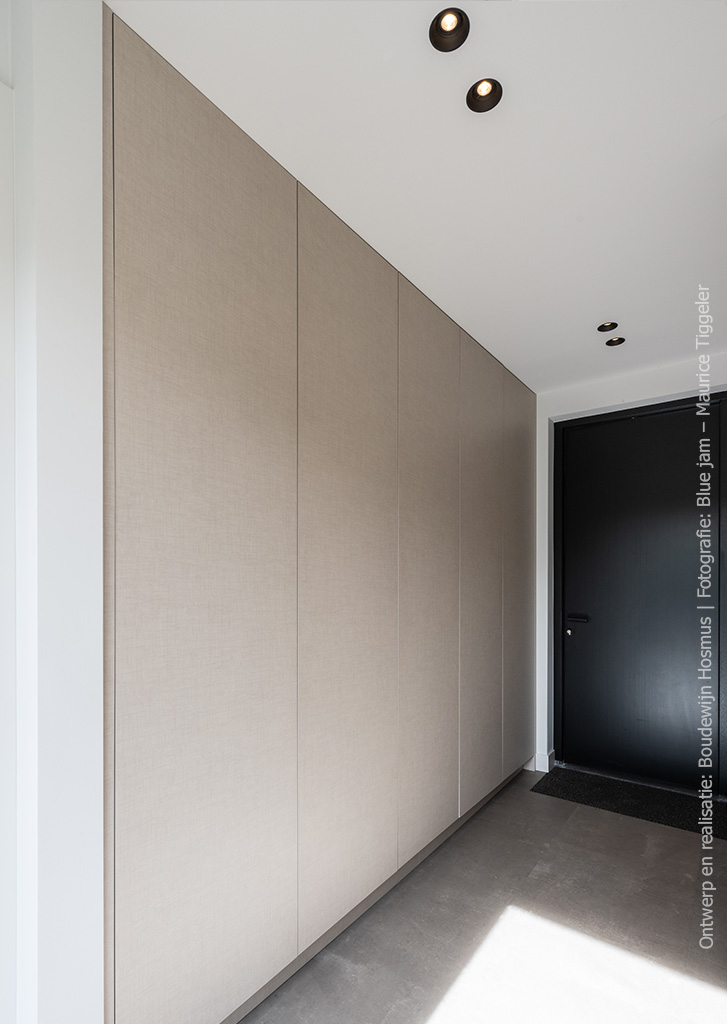 Kastenwand in bijkeuken met de uitstraling van decor FA44 Penelope in warm beige die de beleving van geweven linnen laat zien