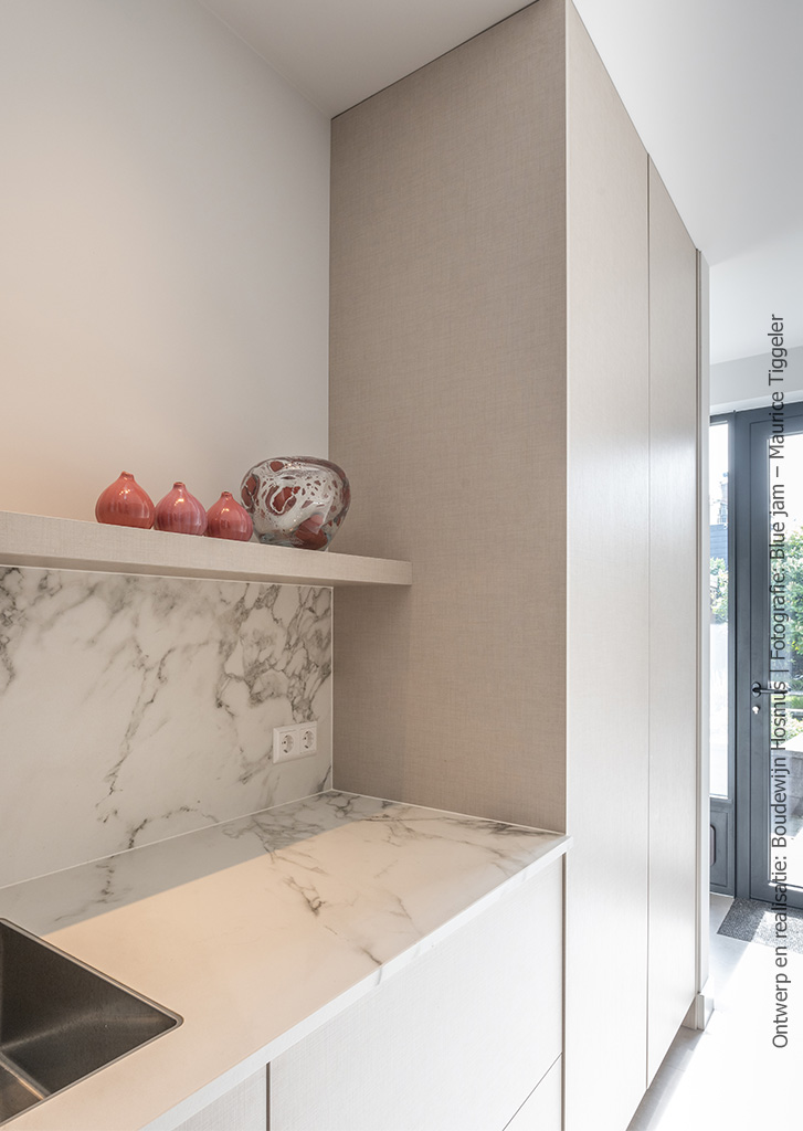 Kastenwand in bijkeuken met de uitstraling van decor FA44 Penelope in warm beige die de beleving van geweven linnen laat zien