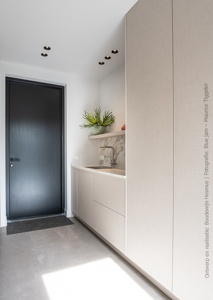 Kastenwand in bijkeuken met de uitstraling van decor FA44 Penelope in warm beige die de beleving van geweven linnen laat zien